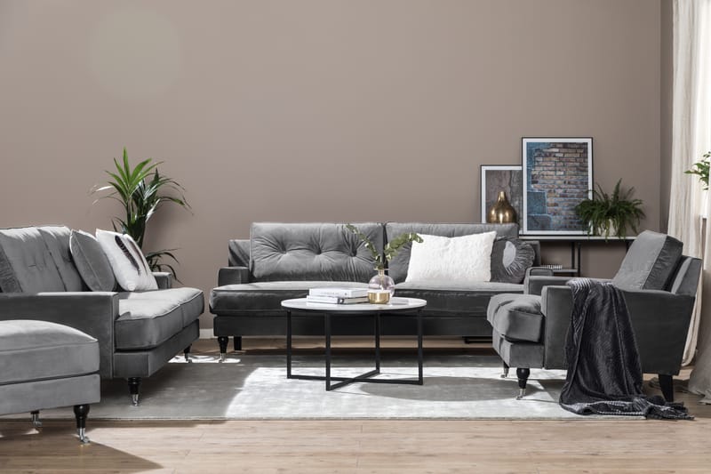 Dalby Sofagruppe 2-seter+3-seter+Lenestol+Fotskammel Fløyel - Mørkegrå - Møbler - Sofaer - Sofagrupper - Howard sofagruppe