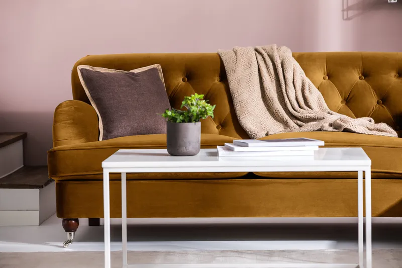 Howard Riviera Sofagruppe 3-seters + 2-seters Sofa + Lenestol + Fotskammel i Fløyel - Mørk gul - Møbler - Sofaer - Sofagrupper - Howard sofagruppe