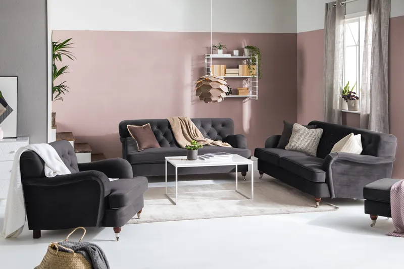 Howard Riviera Sofagruppe 3-seters + 2-seters Sofa + Lenestol + Fotskammel i Fløyel - Mørk grå - Møbler - Sofaer - Sofagrupper - Howard sofagruppe