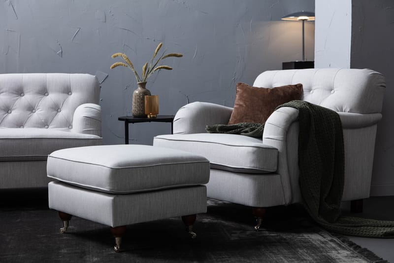 Howard Riviera Sofagruppe Bøyd 3-seter + 2-seter Sofa + Lenestol + Fotskammel i Stoff - Grå - Møbler - Sofaer - Sofagrupper - Howard sofagruppe