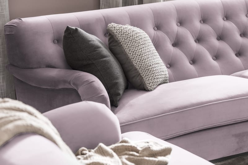 Howard Riviera Sofagruppe Svingt 3-seters + 2-seters Sofa + Lenestol + Fotskammel i Fløyel - Lilla - Møbler - Sofaer - Sofagrupper - Howard sofagruppe