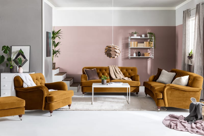 Howard Riviera Sofagruppe Svingt 3-seters + 2-seters Sofa + Lenestol + Fotskammel i Fløyel - Mørk gul - Møbler - Sofaer - Sofagrupper - Howard sofagruppe