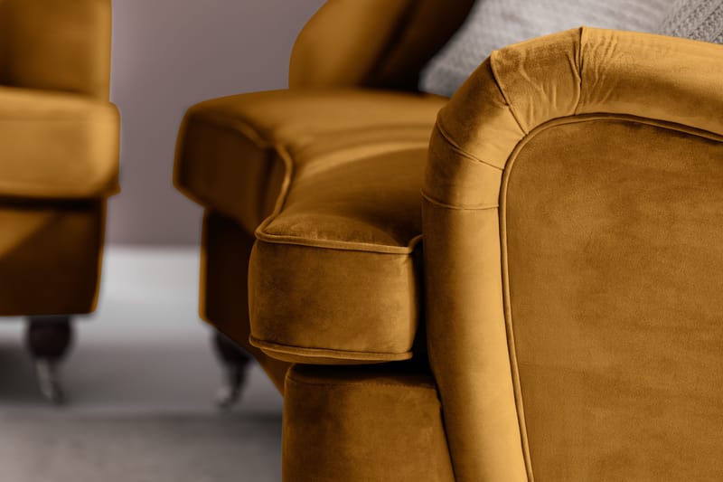 Howard Riviera Sofagruppe Svingt 3-seters + 2-seters Sofa + Lenestol + Fotskammel i Fløyel - Mørk gul - Møbler - Sofaer - Sofagrupper - Howard sofagruppe