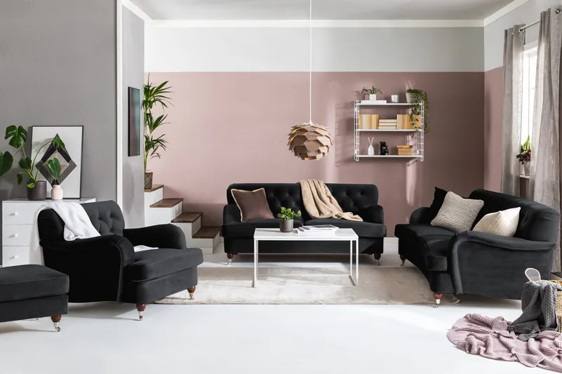 Howard Riviera Sofagruppe Svingt 3-seters + 2-seters Sofa + Lenestol + Fotskammel i Fløyel - Svart - Møbler - Sofaer - Sofagrupper - Howard sofagruppe