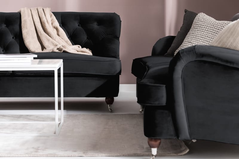 Howard Riviera Sofagruppe Svingt 3-seters + 2-seters Sofa + Lenestol + Fotskammel i Fløyel - Svart - Møbler - Sofaer - Sofagrupper - Howard sofagruppe
