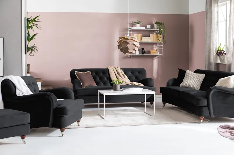 Howard Riviera Sofagruppe Svingt 3-seters + 2-seters Sofa + Lenestol + Fotskammel i Fløyel - Svart - Møbler - Sofaer - Sofagrupper - Howard sofagruppe