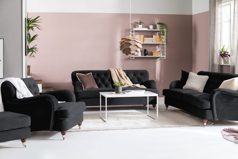 Howard Riviera Sofagruppe Svingt 3-seters + 2-seters Sofa + Lenestol + Fotskammel i Fløyel - Svart - Møbler - Sofaer - Sofagrupper - Howard sofagruppe