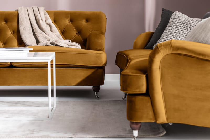 Howard Riviera Sofagruppe Svingt 3-seters + 2-seters Sofa + Lenestol + Fotskammel i Fløyel - Mørk gul - Møbler - Sofaer - Sofagrupper - Howard sofagruppe