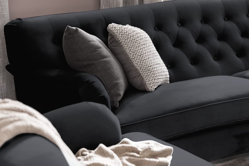 Howard Riviera Sofagruppe Svingt 3-seters + 2-seters Sofa + Lenestol + Fotskammel i Fløyel - Svart - Møbler - Sofaer - Sofagrupper - Howard sofagruppe