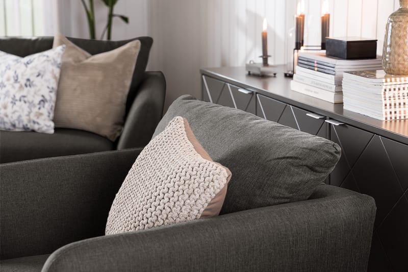 Trend Sofagruppe 3-seters + 2-seters Sofa + Lenestol + Fotskammel i Stoff - Svart - Møbler - Sofaer - Sofagrupper