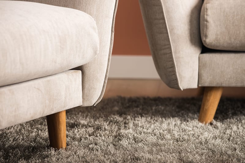 Trend Lyx 2-seter Sofa med Utsvungne Armlener i Stoff med Trebein - Beige - Møbler - Sofaer - 2 seter sofa