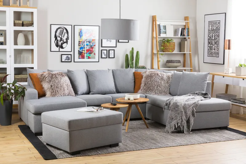 Crazy 4-seters Høyrevendt U-formet Large Sofa med Divan og Sjeselong i Stoff inkl. Pynteputer - Grå - Møbler - Sofaer - U-sofa