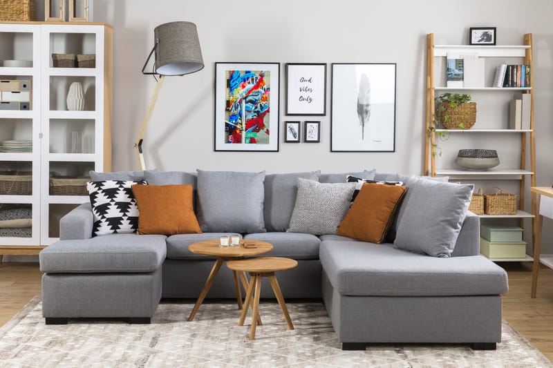 Crazy 4-seters Høyrevendt U-formet Small Sofa med Divan og Sjeselong i Stoff inkl. Pynteputer - Grå - Møbler - Sofaer - U-sofa