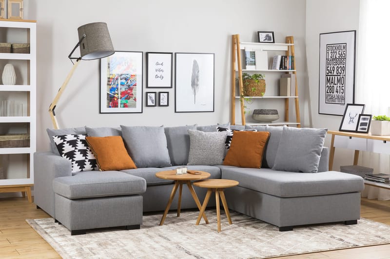 Crazy 4-seters Høyrevendt U-formet Small Sofa med Divan og Sjeselong i Stoff inkl. Pynteputer - Grå - Møbler - Sofaer - U-sofa