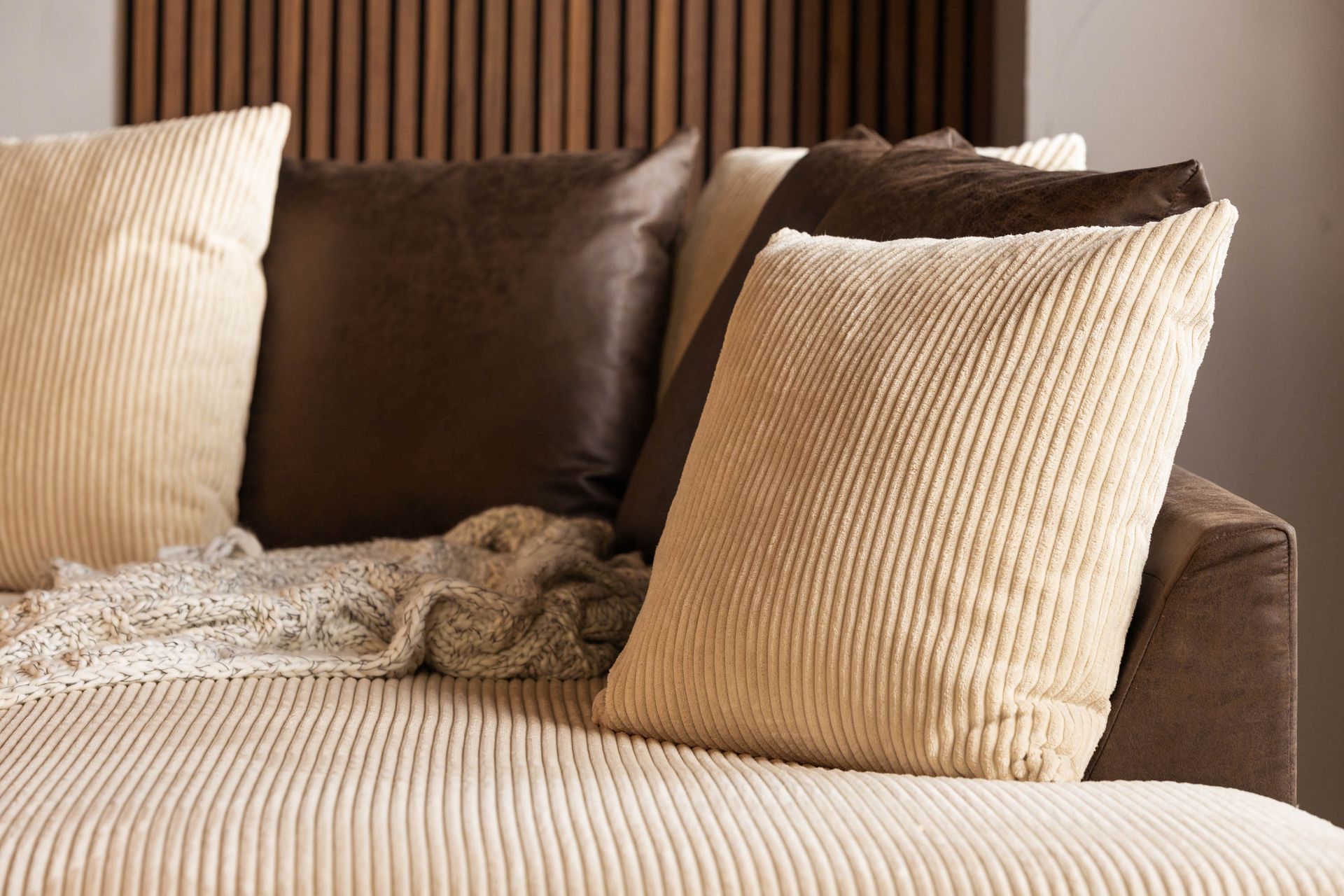 Cuba 5-seters Høyrevendt U-formet Sofa med Divan og Sjeselong i Manchester/Kunstlær inkl. Pynteputer - Brun / Beige - Møbler - Sofaer - U-sofa