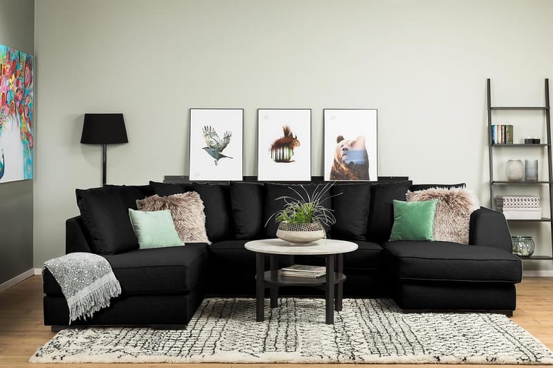 Optus 4-seters Venstrevendt U-formet Sofa med Divan og Sjeselong i Stoff inkl. Pynteputer - Svart - Møbler - Sofaer - U-sofa