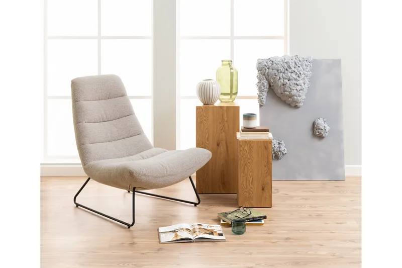 Sammo Modern Lenestol i Stoff med Understell i Metall - Beige - Møbler - Stoler & lenestoler - Lenestoler