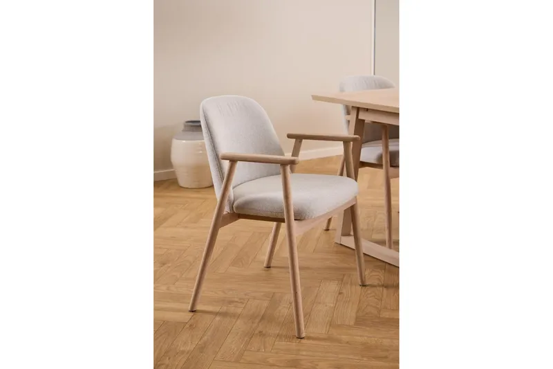 Reciclar Spisestol i bouclé med armlener i eik - Beige - Møbler - Stoler & lenestoler - Spisestuestoler & kjøkkenstoler