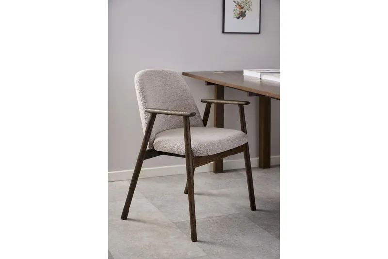 Reciclar Spisestol i bouclé med armlener i eik - Mørk brun/Greige - Møbler - Stoler & lenestoler - Spisestuestoler & kjøkkenstoler