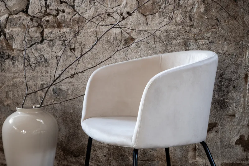 Berit Lenestol Fløyel med Armlener - Hvit med svarte ben - Møbler - Stoler & lenestoler - Spisestuestoler & kjøkkenstoler