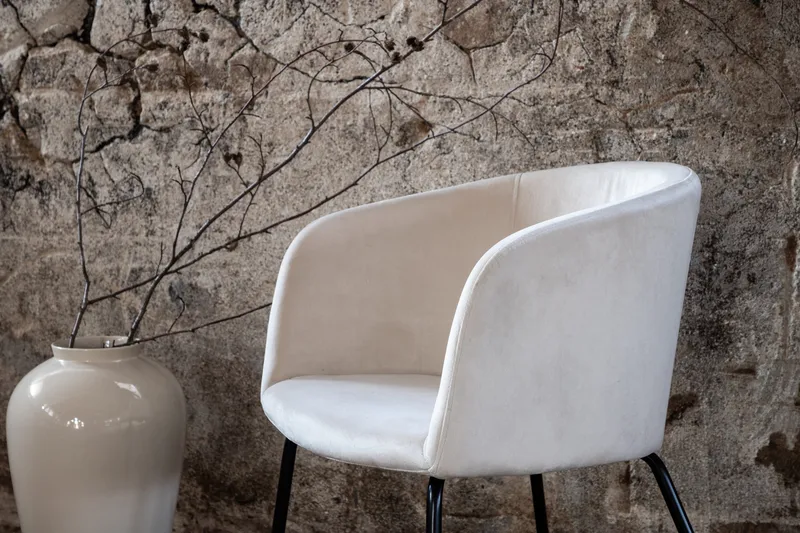 Berit Lenestol Fløyel med Armlener - Hvit med svarte ben - Møbler - Stoler & lenestoler - Spisestuestoler & kjøkkenstoler