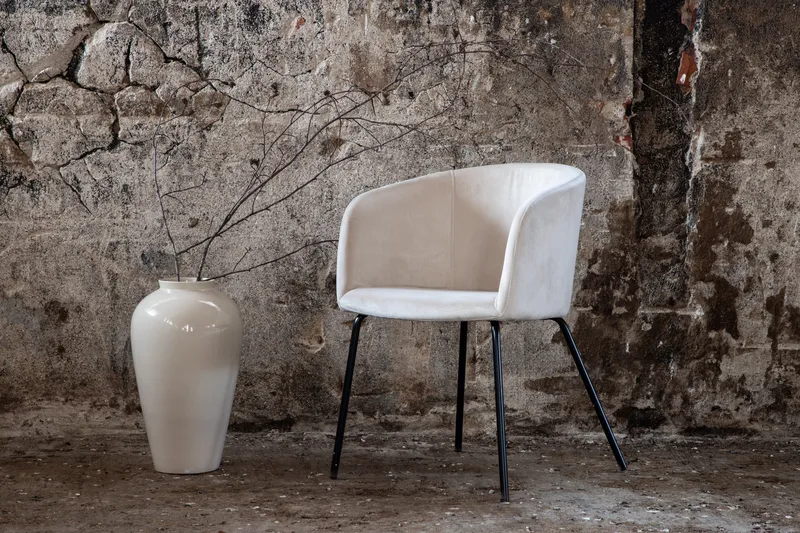 Berit Lenestol Fløyel med Armlener - Hvit med svarte ben - Møbler - Stoler & lenestoler - Spisestuestoler & kjøkkenstoler