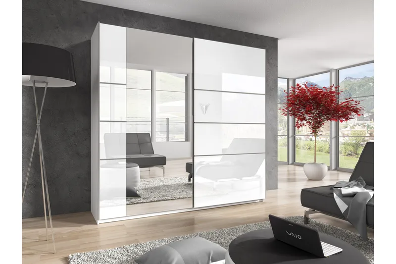 Joannie Garderobe, Hvit