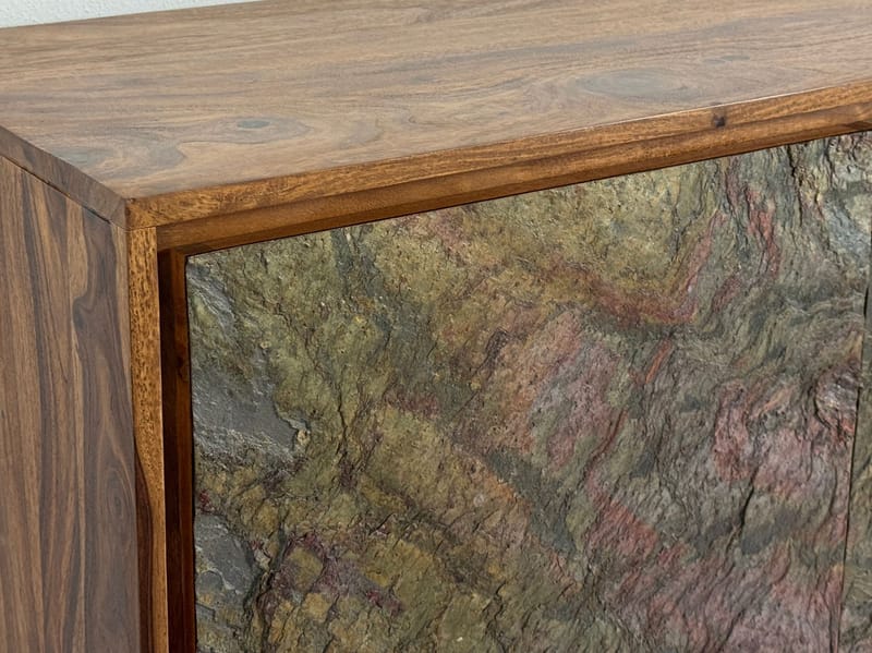 Corena skjenk 150 cm - naturbrun med flerfargede fronter i steinimitasjon og svarte ben - Oppbevaring - Oppbevaringsmøbler - Sideboard & skjenker