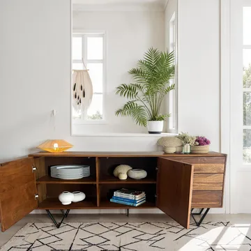 Jesvik skjenk 175x71x40 cm i massivt sheeshamtre med fronter i steinlook - hvit og naturtre - Oppbevaring - Oppbevaringsmøbler - Sideboard & skjenker
