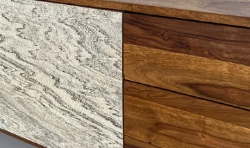 Jesvik skjenk 175x71x40 cm i massivt sheeshamtre med fronter i steinlook - hvit og naturtre - Oppbevaring - Oppbevaringsmøbler - Sideboard & skjenker