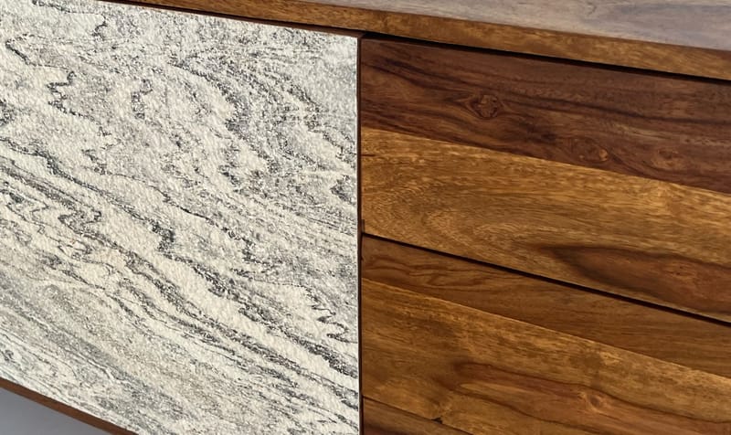 Jesvik skjenk 175x71x40 cm i massivt sheeshamtre med fronter i steinlook - hvit og naturtre - Oppbevaring - Oppbevaringsmøbler - Sideboard & skjenker