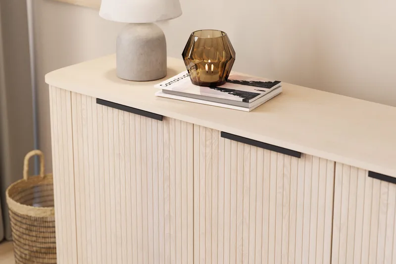 Kopparbo Ribbet Skjenk med Oppbevaring - Hvitlasert / Lys Eik / Tre - Oppbevaring - Oppbevaringsmøbler - Sideboard & skjenker