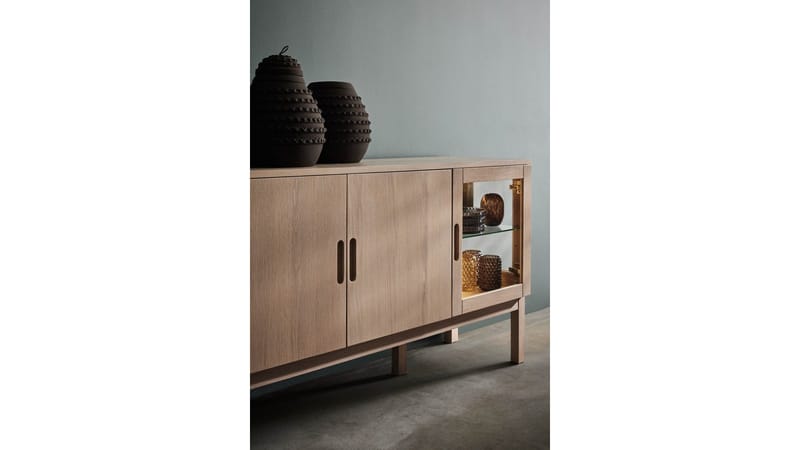 Skjenk Odlund med Glassdør & Belysning - Hvitpigmentert eikefinér - Oppbevaring - Oppbevaringsmøbler - Sideboard & skjenker