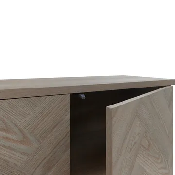 Skjenk Loft24 Charlene Naturfarget fiskebein/naturfarget eik 3 dører - Naturfarget eik i fiskebeinsmønster / naturfarget eik - Oppbevaring - Oppbevaringsmøbler - Sideboard & skjenker