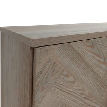 Skjenk Loft24 Charlene Naturfarget fiskebein/naturfarget eik 3 dører - Naturfarget eik i fiskebeinsmønster / naturfarget eik - Oppbevaring - Oppbevaringsmøbler - Sideboard & skjenker