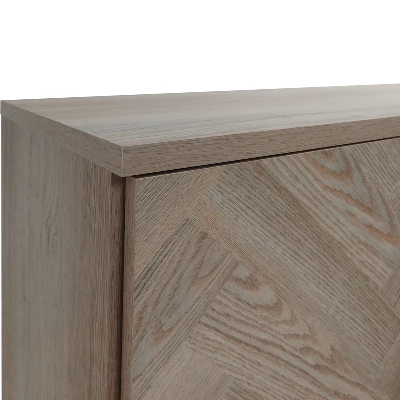 Skjenk Loft24 Charlene Naturfarget fiskebein/naturfarget eik 3 dører - Naturfarget eik i fiskebeinsmønster / naturfarget eik - Oppbevaring - Oppbevaringsmøbler - Sideboard & skjenker