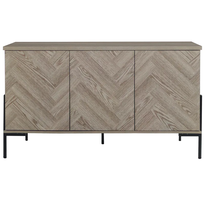 Skjenk Loft24 Charlene Naturfarget fiskebein/naturfarget eik 3 dører - Naturfarget eik i fiskebeinsmønster / naturfarget eik - Oppbevaring - Oppbevaringsmøbler - Sideboard & skjenker