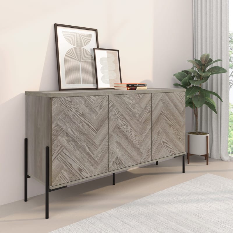 Skjenk Loft24 Charlene Naturfarget fiskebein/naturfarget eik 3 dører - Naturfarget eik i fiskebeinsmønster / naturfarget eik - Oppbevaring - Oppbevaringsmøbler - Sideboard & skjenker