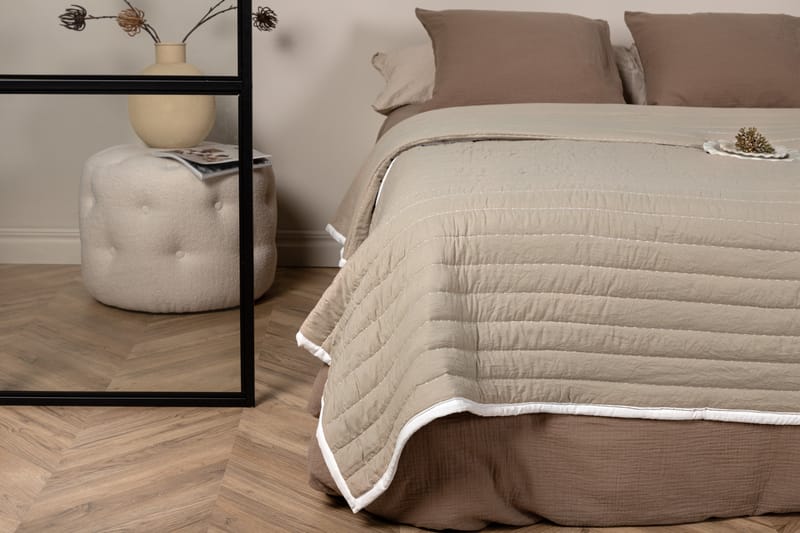 Juni Sengeteppe 180x260 cm - Beige - Tekstiler - Sengetøy - Sengeteppe - Sengeteppe dobbeltseng