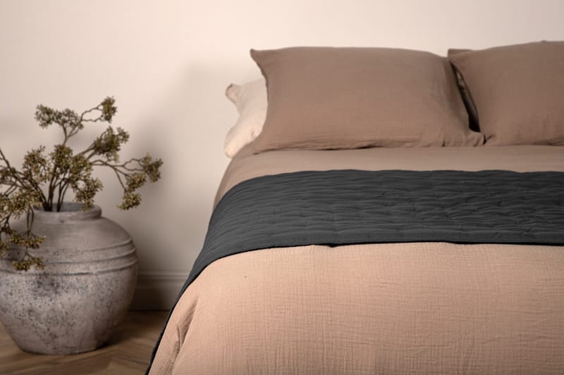 Sally Sengeteppe 80x260 cm - Antracit - Tekstiler - Sengetøy - Sengeteppe - Sengeteppe dobbeltseng