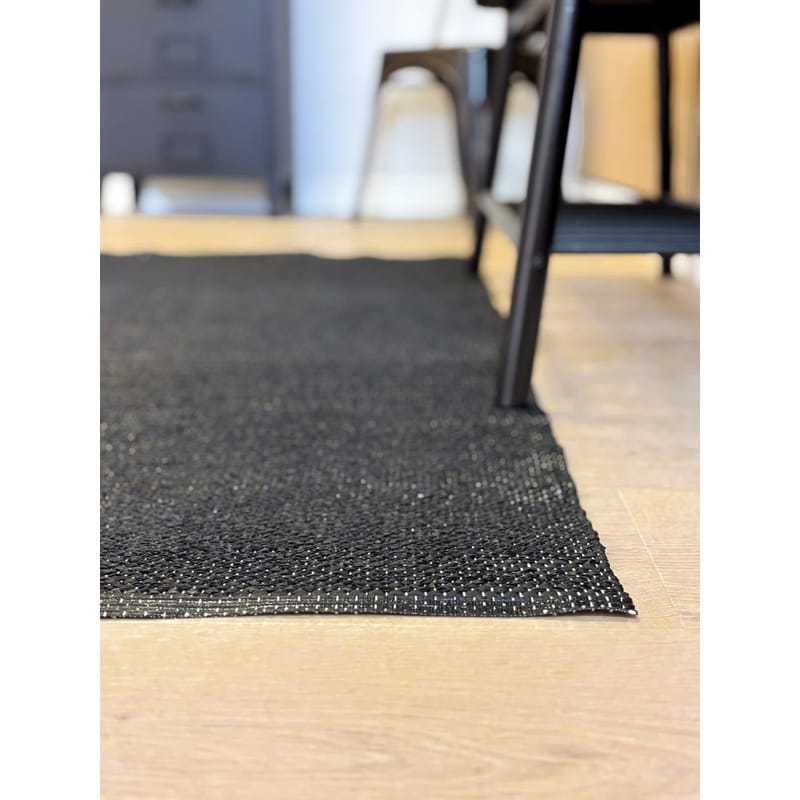 Plastteppe Hilma Plain - 70x150 cm, Svart - Tekstiler - Tepper & Matter - Moderne tepper - Wiltontepper