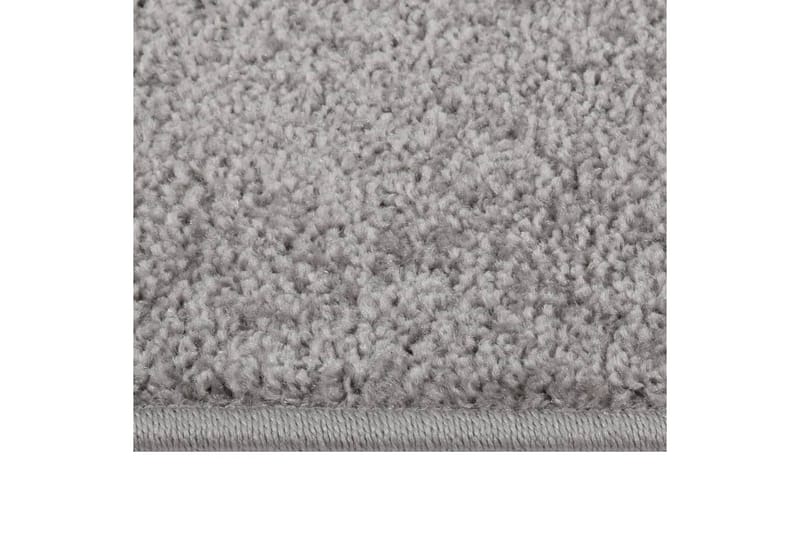Teppe med kort luv 140x200 cm grå - Grå - Tekstiler - Tepper & Matter - Utendørstepper - Plasttepper